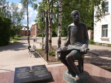 В 2005 году в Выльгорте был установлен памятник мастеру. Его поставили в сквере перед детской музыкальной школой, носящей его имя.